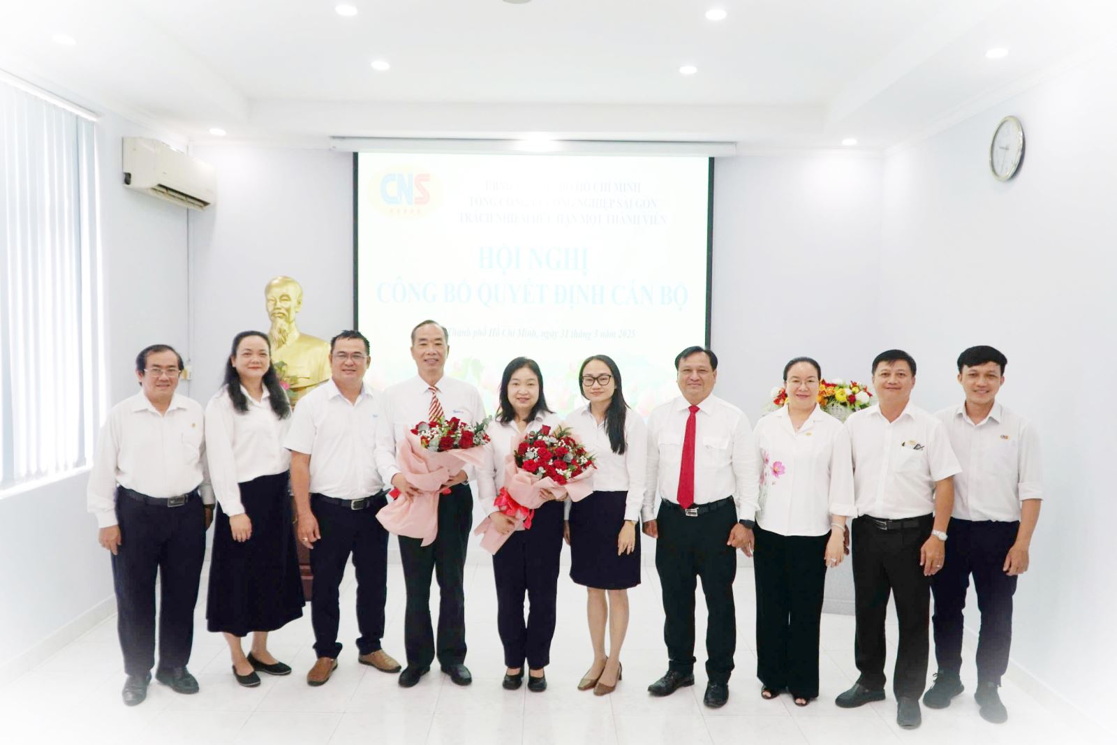 Các đồng chí lãnh đạo cùng các đại biểu chúc mừng các đồng chí Nguyễn Đức Hiền, Trần Thị Lệ Chi nhận nhiệm vụ mớiCác đồng chí lãnh đạo cùng các đại biểu chúc mừng các đồng chí Nguyễn Đức Hiền, Trần Thị Lệ Chi nhận nhiệm vụ mới